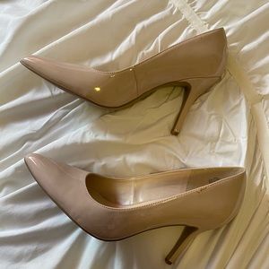 Nude pumps